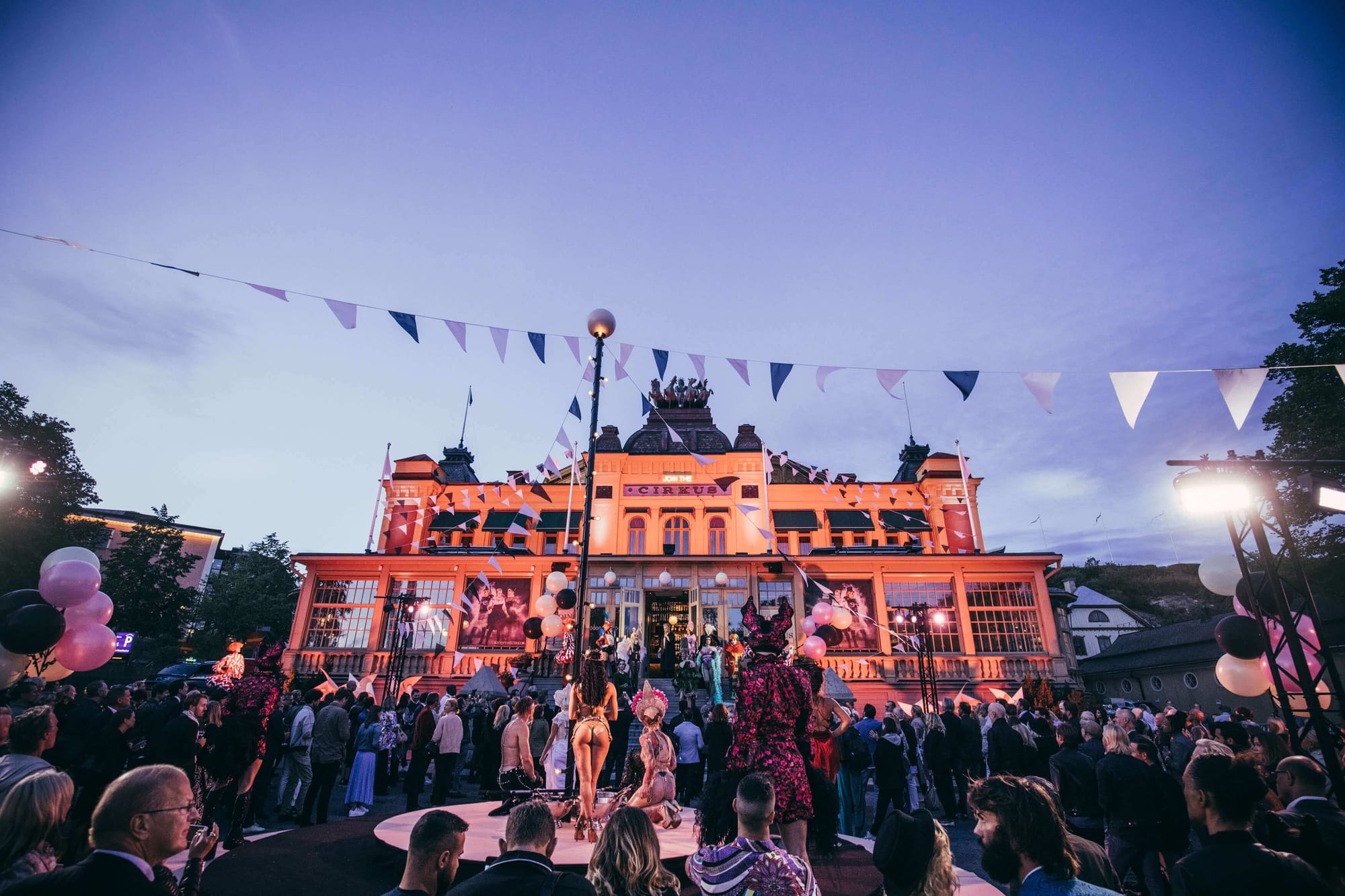 Lilla Cirkus har ett torg direkt utanför entrén som kan användas som utomhusyta