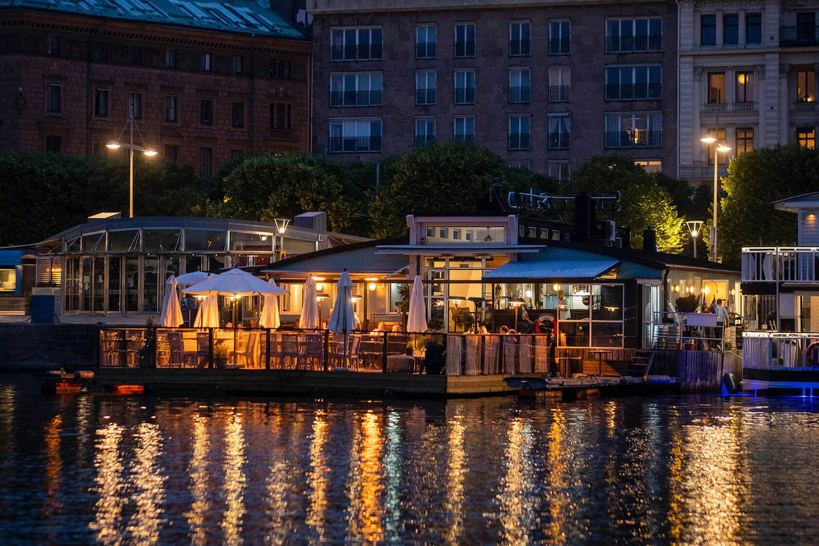 Sjö & Land har en stor brygga som går runt byggnaden och fungerar som uteplats
