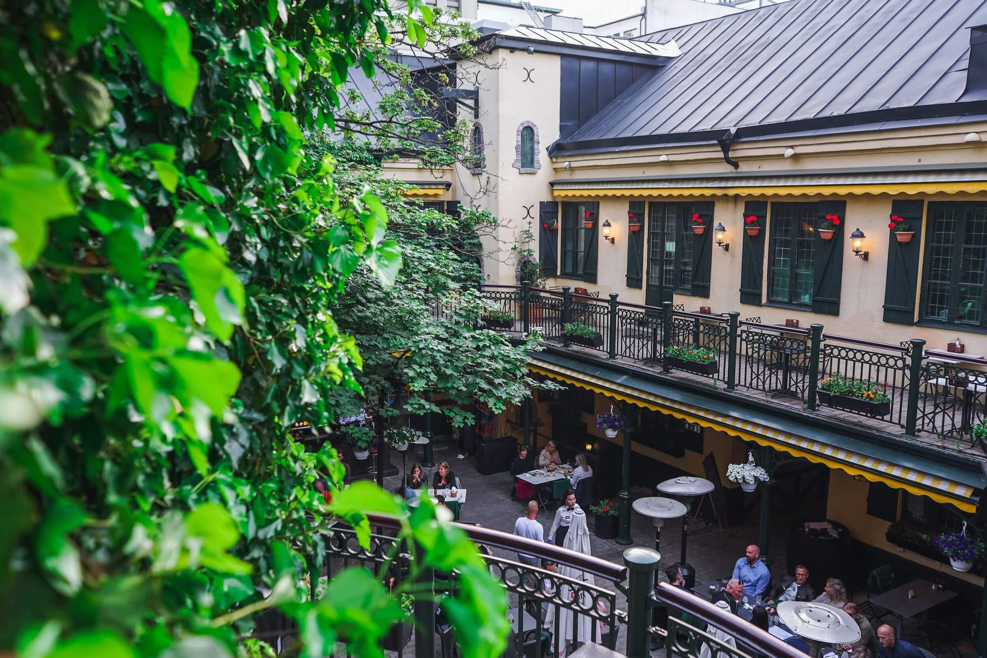 Gränden är en unik innergård med uteservering i två våningar