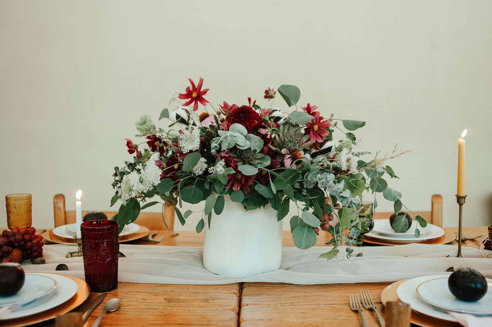 Duka fint till vinterbröllopet med naturliga inslag och mycket ljus