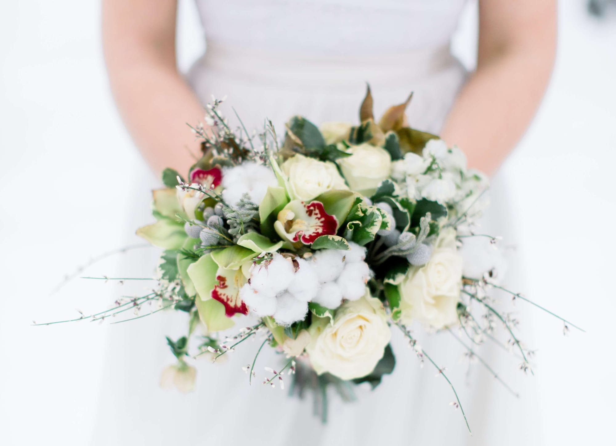 En vacker brudbukett till ett vinterbröllop i jordnära och dova färger