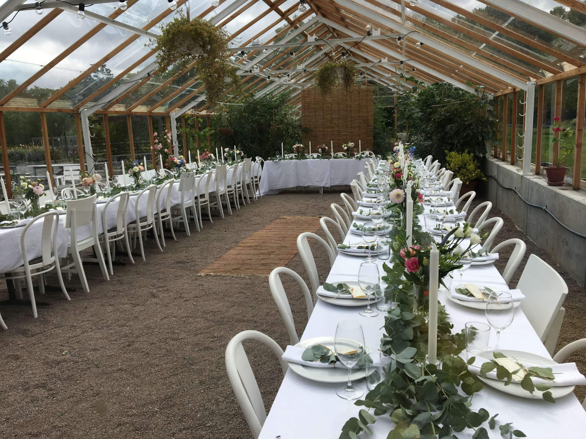 Ta med egen mat och dryck till festlokalen eller ta hjälp av Lärjeåns egen catering