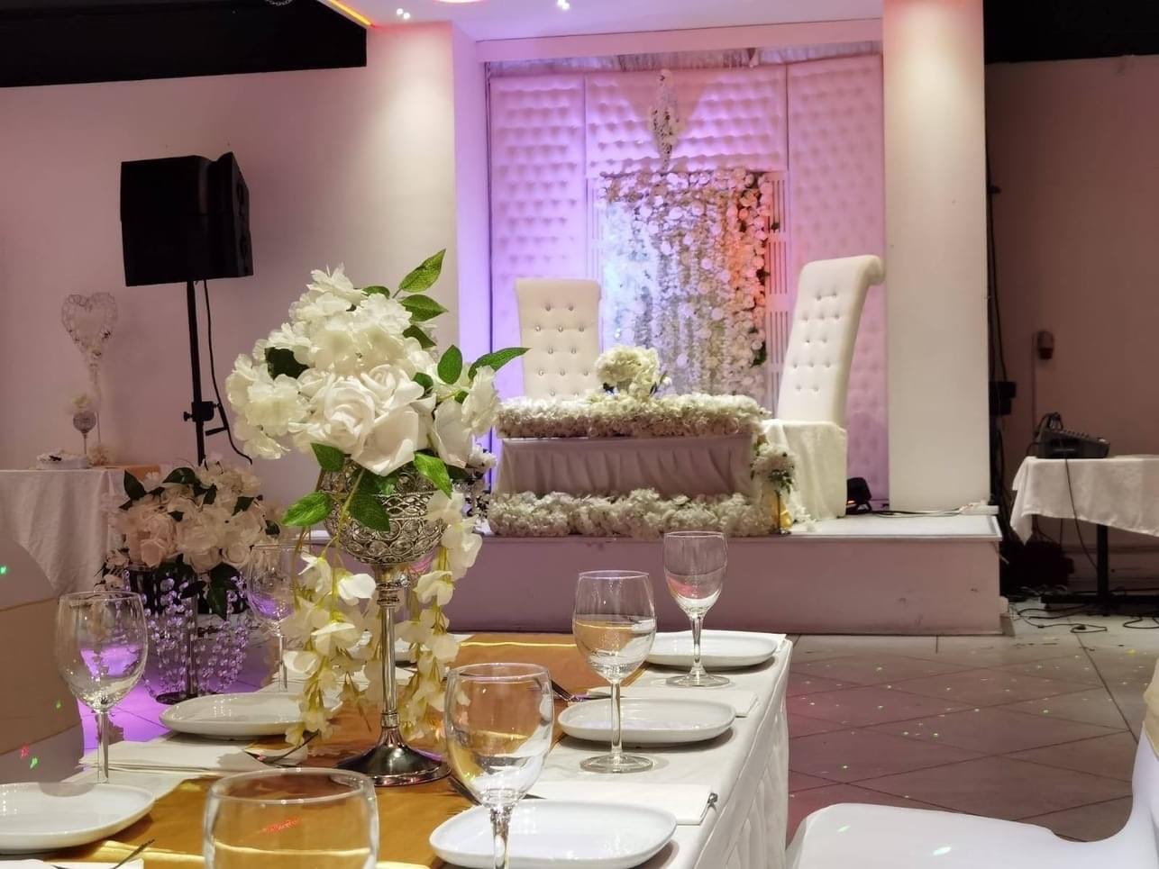 Det går bra att ta med egen mat och alkohol till Mazzikas festlokal&nbsp;