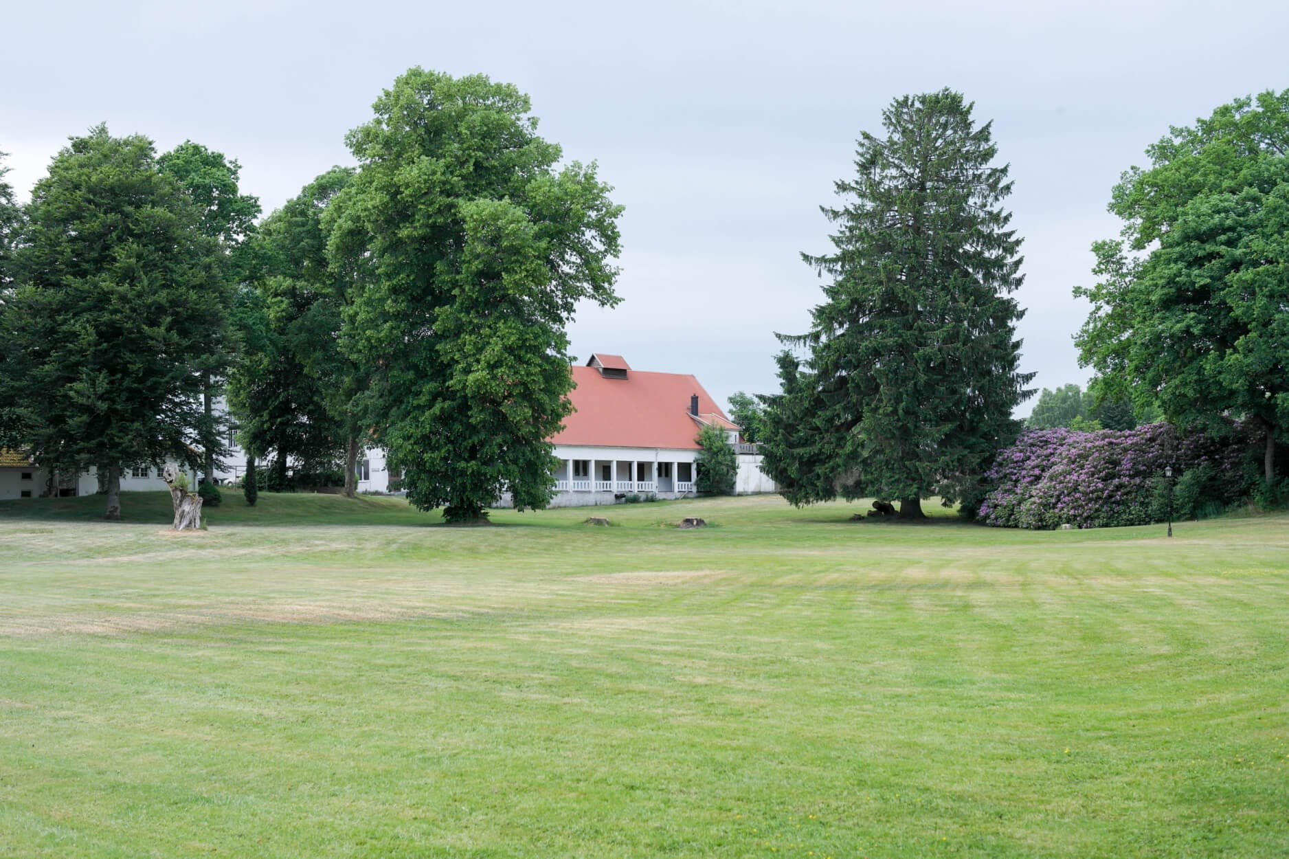 Parken är en del av Hjelmsjöborg slottspark och fungerar utmärkt för lekar och tävlingar