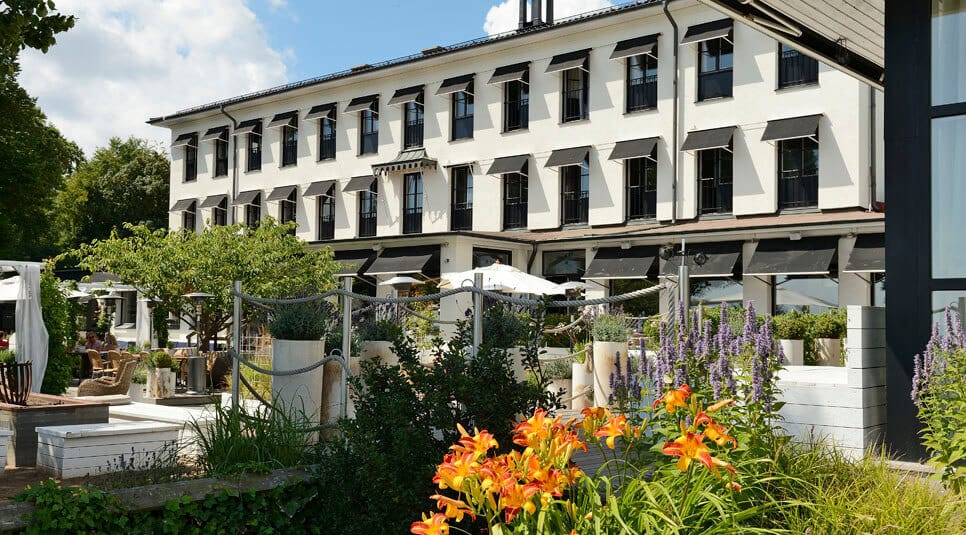 På Ystad Saltsjöbad kan kompisgänget koppla av och njuta av god mat och dryck