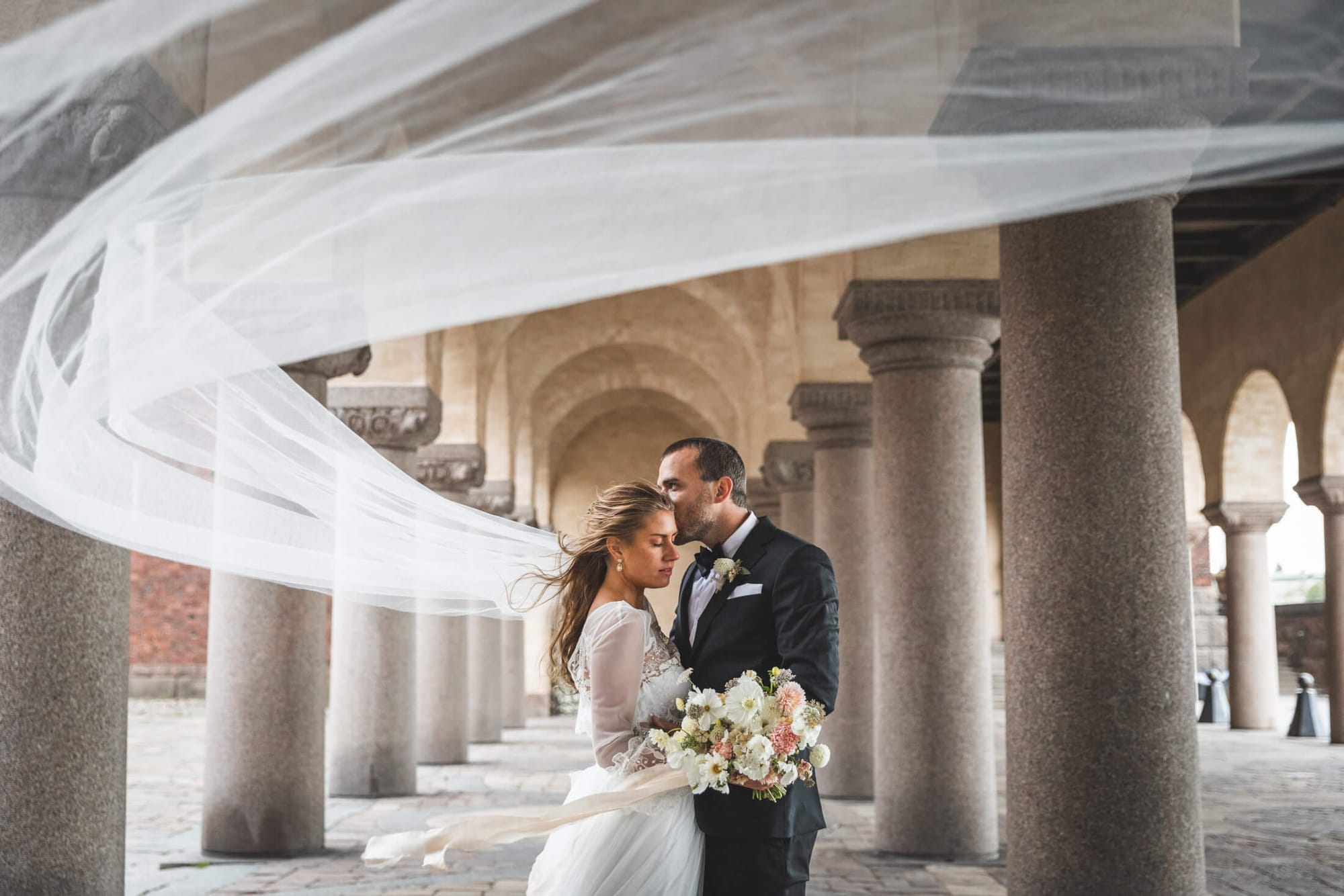 Anna Jarlhäll är en flexibel bröllopsfotograf med öga för detaljer