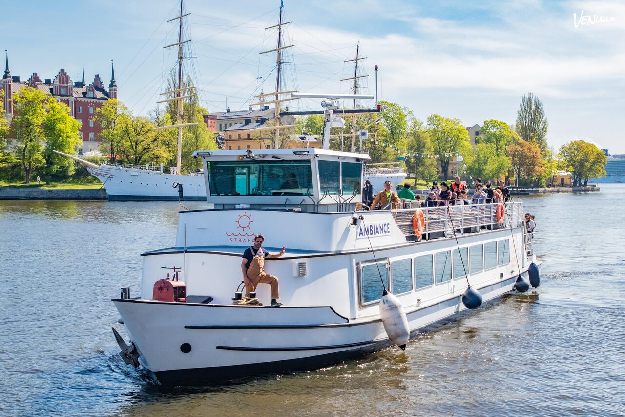 M/S Ambiance, en lyxig båt med stora salonger, bar och utsikt över skärgården.