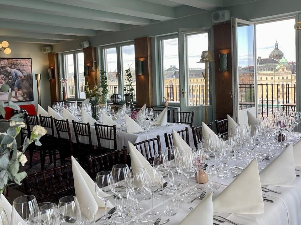 Elegant lokal vid vattnet i Stockholm med historisk charm och sofistikerad inredning för bröllop.