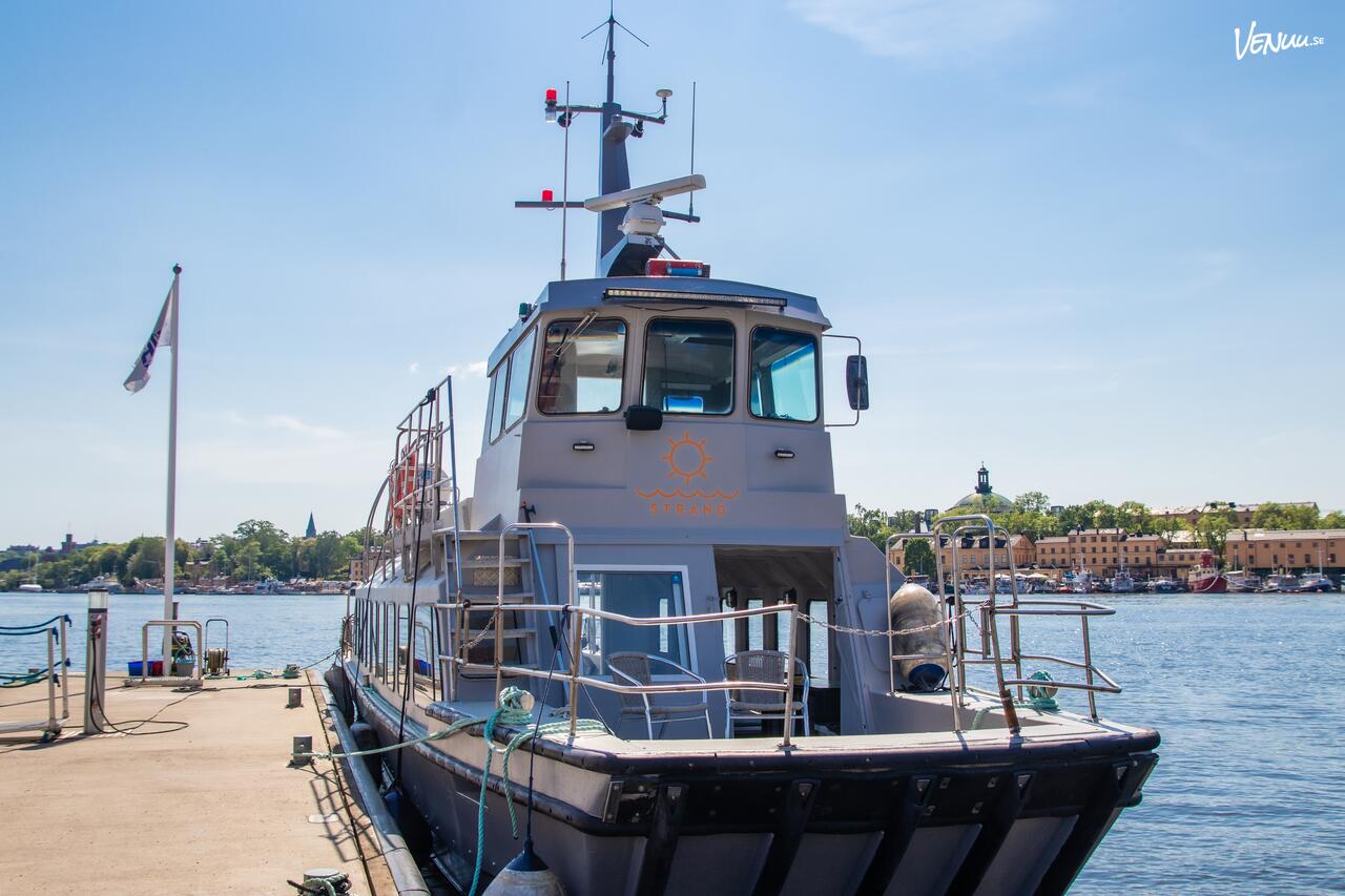 M/S Strandpilen, en modern båt med flexibla ytor och utsikt över Stockholms skärgård.