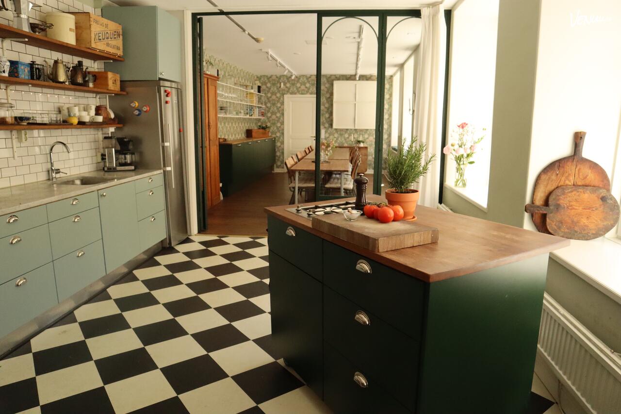 Mosebacke Matstudio är en unik matstudio där gästerna lagar maten tillsammans och njuter av en interaktiv middag.