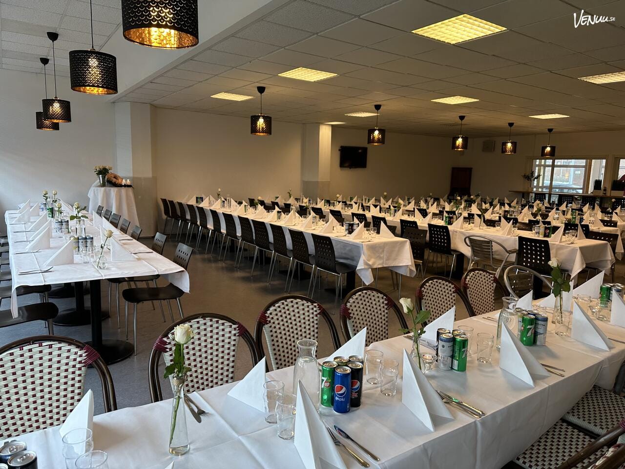 Stor festlokal i Malmö med plats för upp till 150 gäster. Möjlighet att ta med egen dryck och kombinera med deras prisvärda matmenyer. Perfekt för större fester och företagsevenemang.