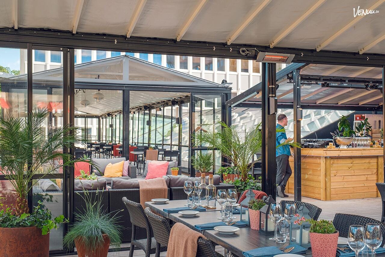 Takterrassen på 7A Odenplan är en elegant och central plats för sommarfest med utsikt över Stockholm.