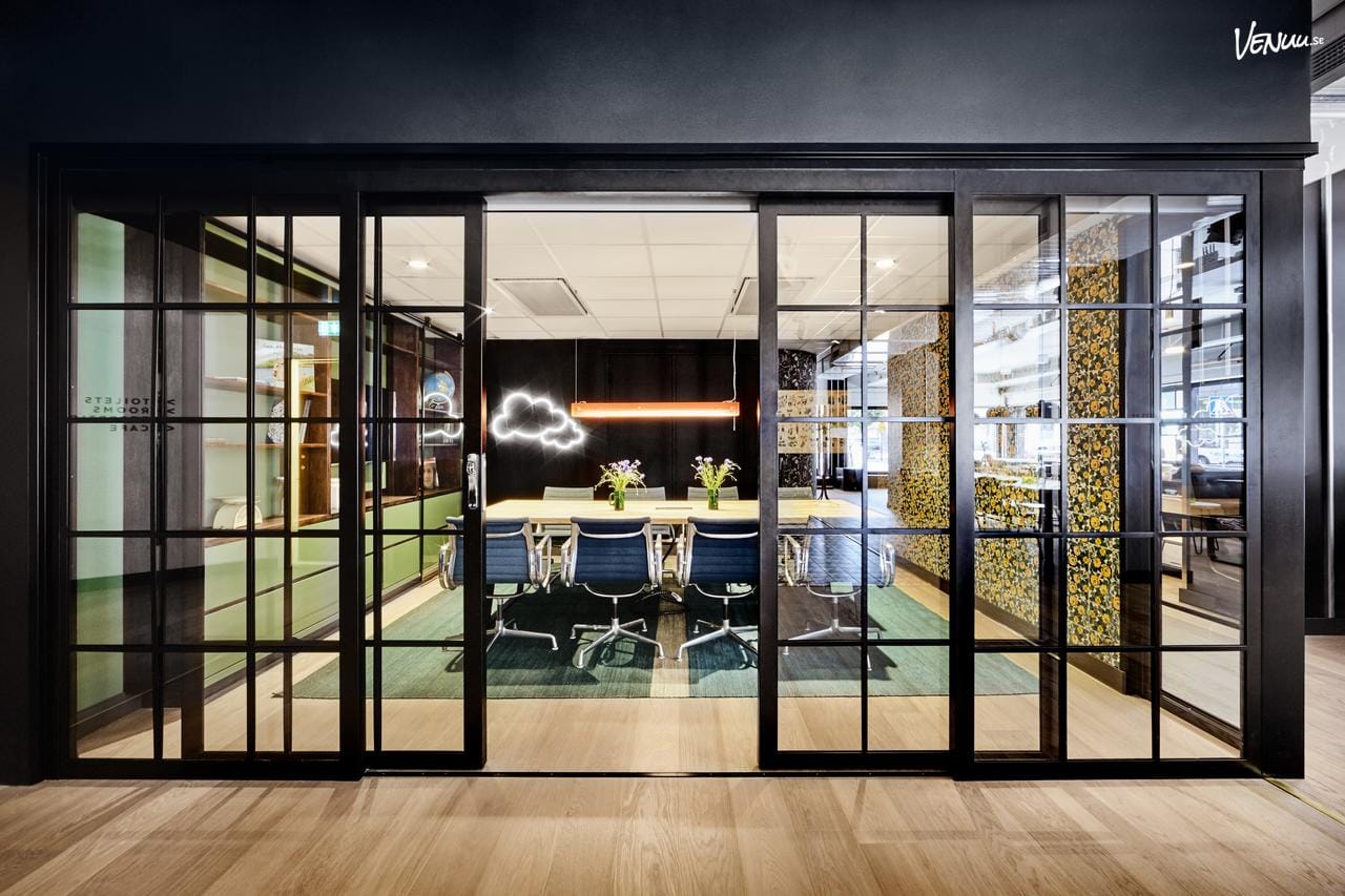 Mötesrum 4 på Generator Stockholm är en färgstark och dynamisk lokal perfekt för teammöten.