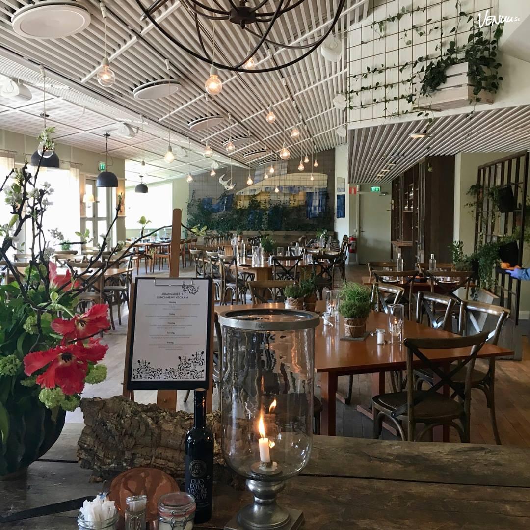 Orangeriet på Hesselby Slott är en ljus och charmig lokal för personliga bröllopsfester i grönskande omgivningar.