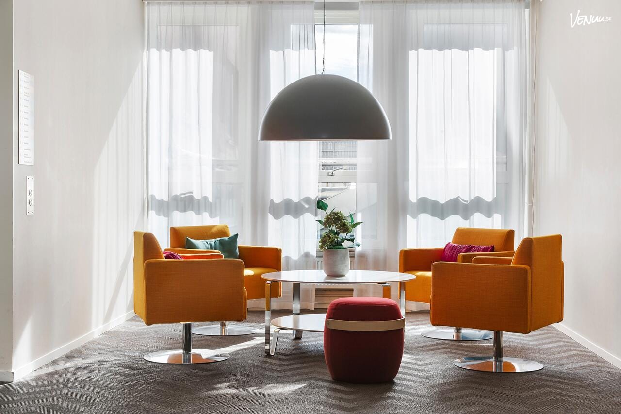  Kreativ och modern möteslokal med unik inredning – Konferenslobbyn i Solna.