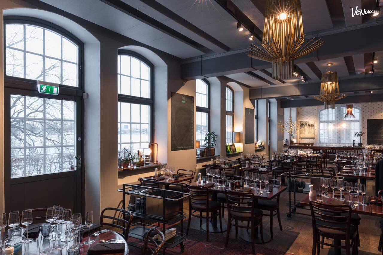 Lux Dag för Dag är en modern restauranglokal vid vattnet med fokus på mat och somrig stämning.