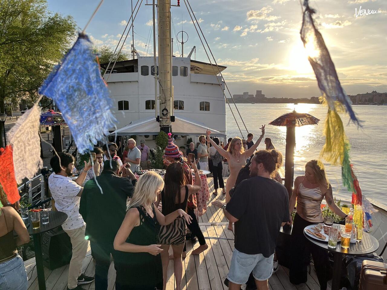 M/S Märtha Fördäck erbjuder en solig och unik festplats på vattnet för sommarfest i Stockholm.