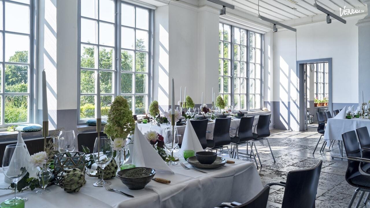 Åkeshofs Slott Amyas – stilfullt mötesrum i slottsmiljö med kakelugn och klassisk inredning för frukostmöten i lugn miljö.