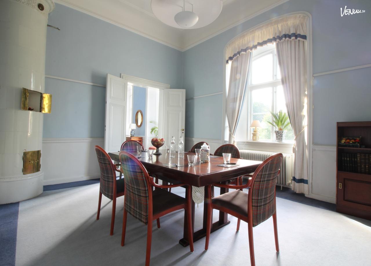 Mötesrummet Amyas på Åkeshofs Slott – konferens i slottsmiljö med övernattning och grönskande omgivning.