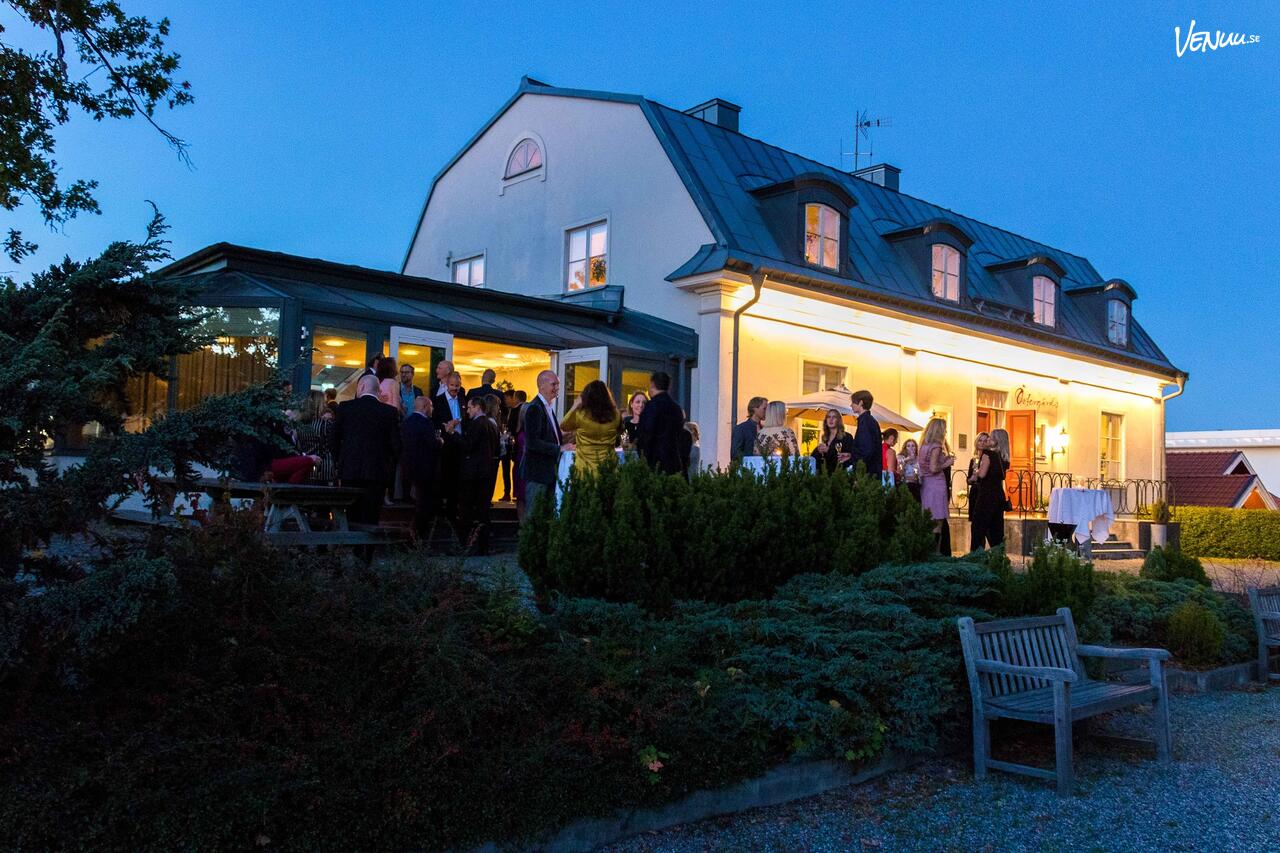 Östergårds i Danderyd – charmig villa i herrgårdsstil med vinterträdgård och festvänliga ytor.