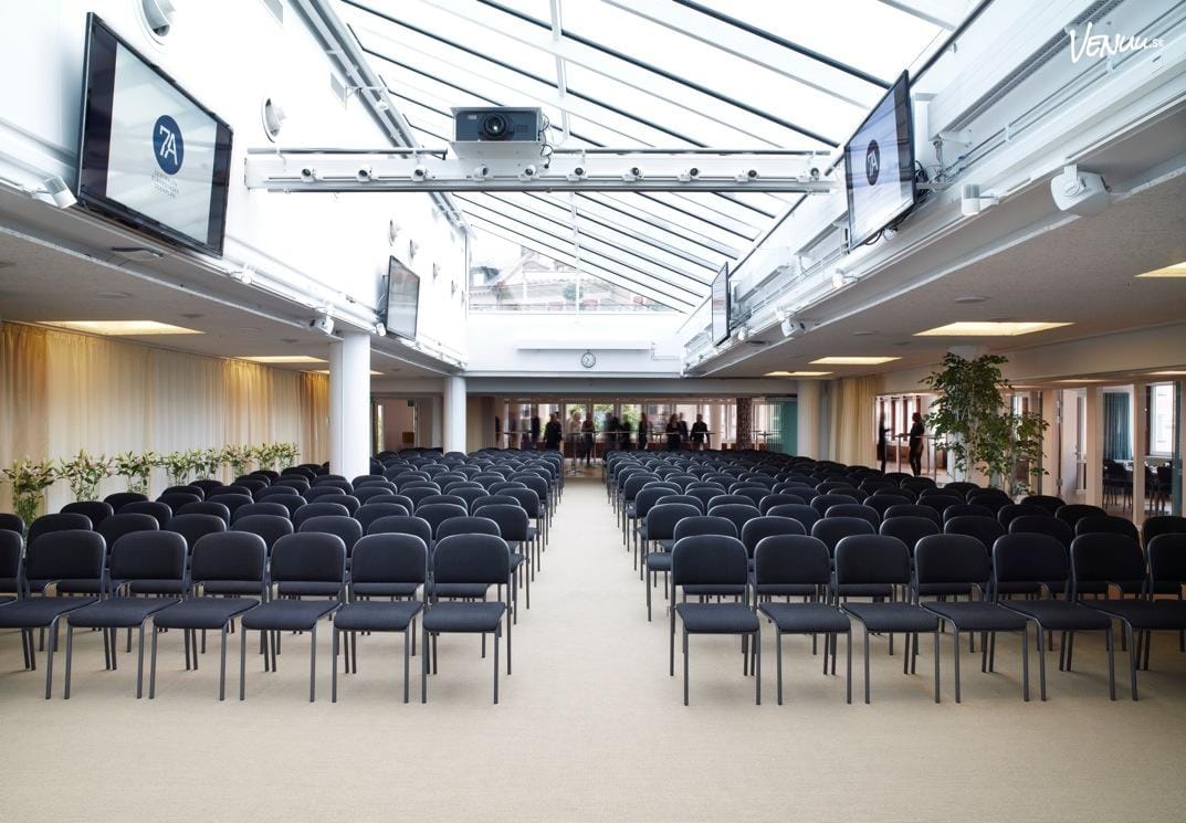Loke hos 7A Odenplan – rymlig konferenslokal med glastak, 6 meters takhöjd och loungeyta.