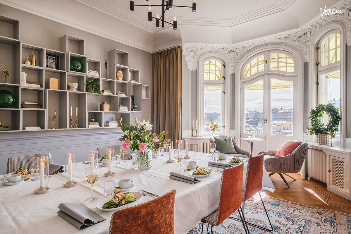 7A Strandvägen – sekelskifteslokal med eleganta salonger och utsikt över Nybroviken, perfekt för exklusiva frukostmöten.