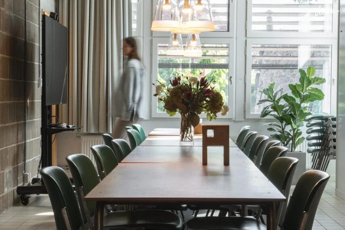 A Boardroom i A house Ark – minimalistiskt och designat mötesrum med fönster, whiteboardvägg och hybridmöjligheter.