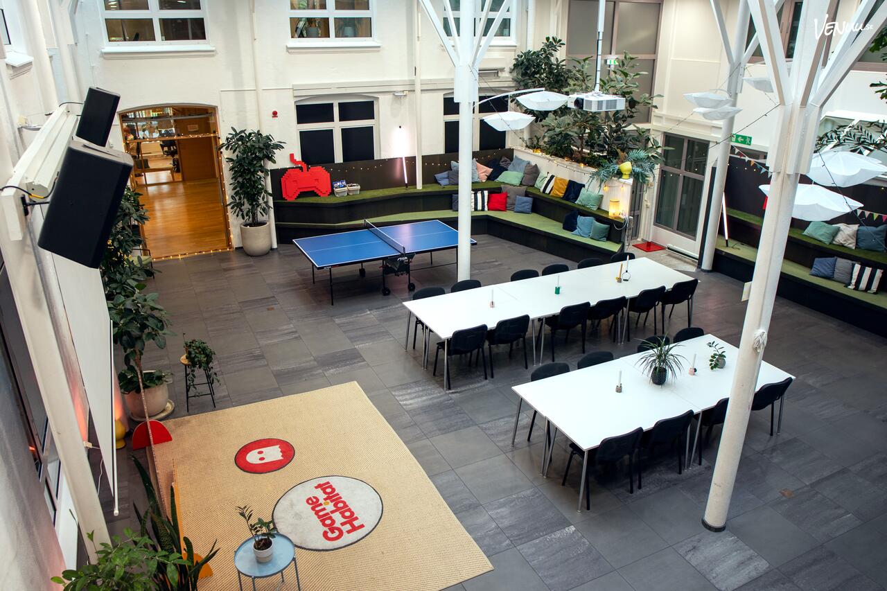 Atrium Event Space i Malmö är en stilren industrilokal för företagsevent med flexibel planlösning och teknisk utrustning.