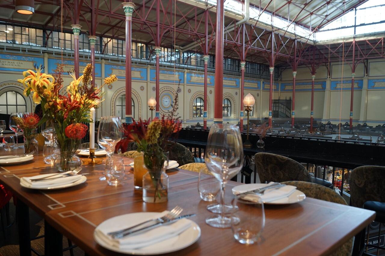 Beirut Café Balkongen – ljus lokal med utsikt över Östermalmshallen, idealisk för frukostmöten i elegant miljö.