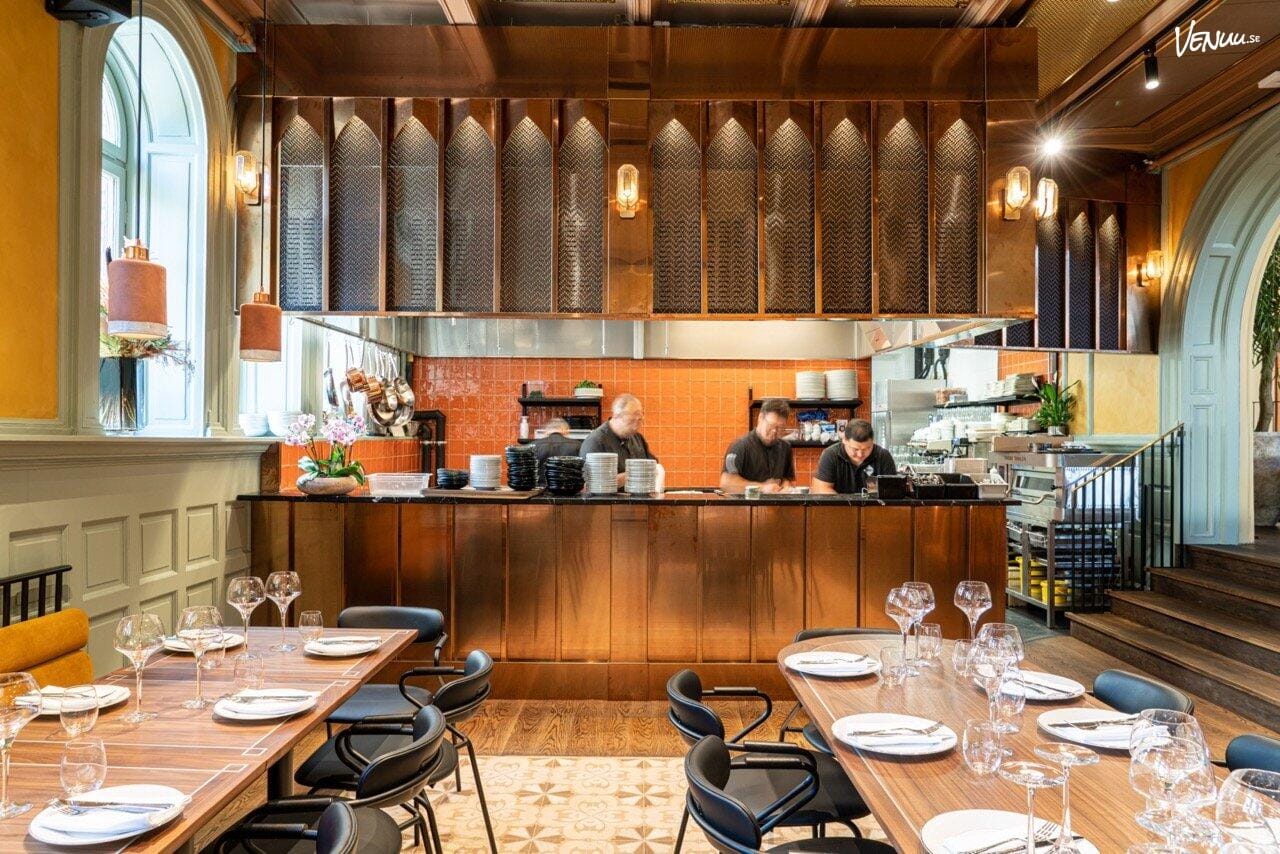 Chefs Table på Beirut Café – en exklusiv festlokal på Östermalm där gästerna sitter mitt i köket för en unik matupplevelse.