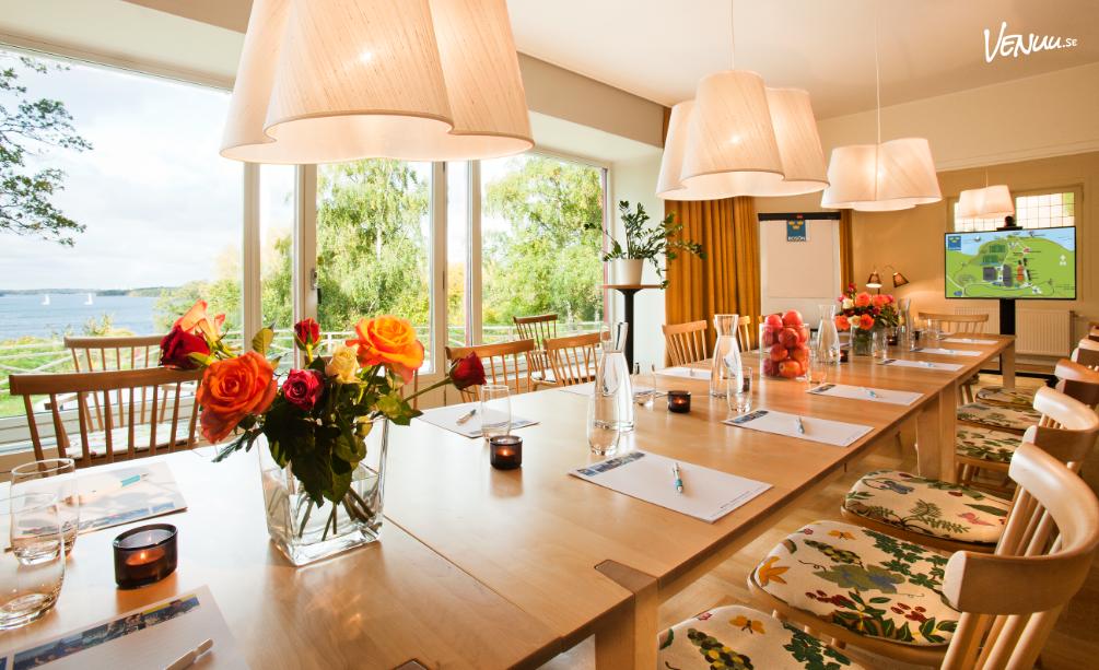 Mästarvillan på Bosön – stor och elegant villa med bastu och havsutsikt, perfekt för större event.