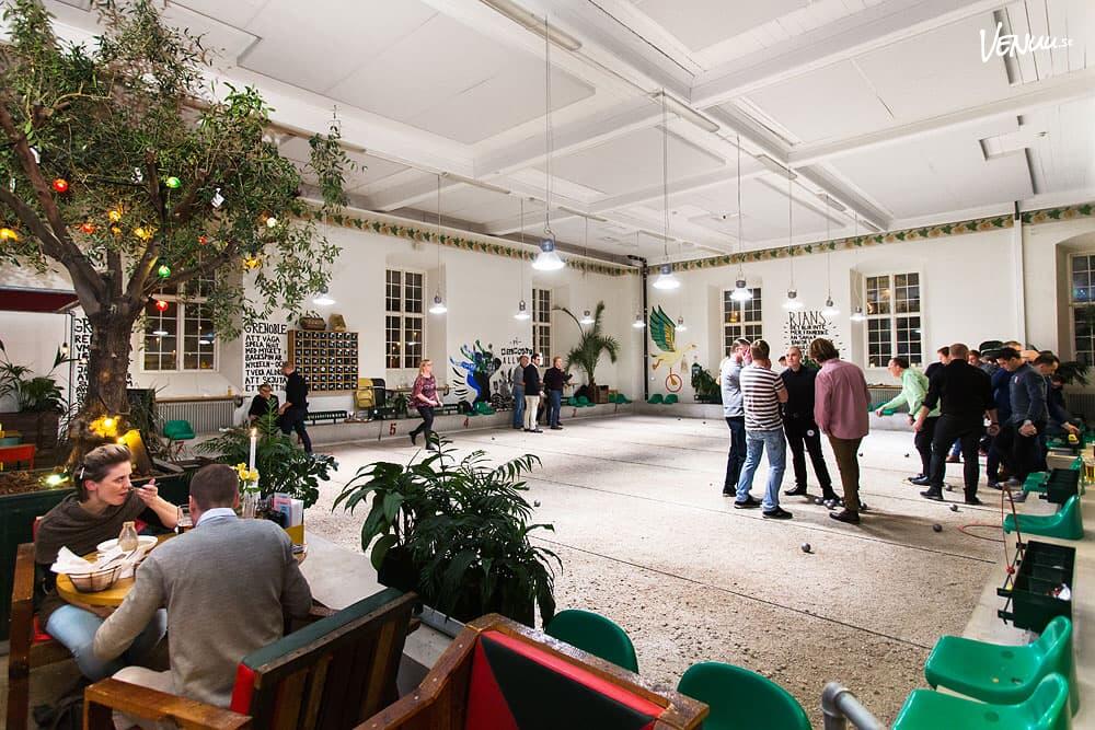 Boulebar i Malmö är en social lokal där företagsevent kombineras med boule, mat och avslappnat umgänge.