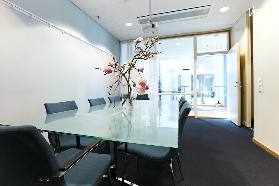 Dressinen hos Centralhuset – ljus och funktionell konferenslokal med centralt läge och bra pris.
