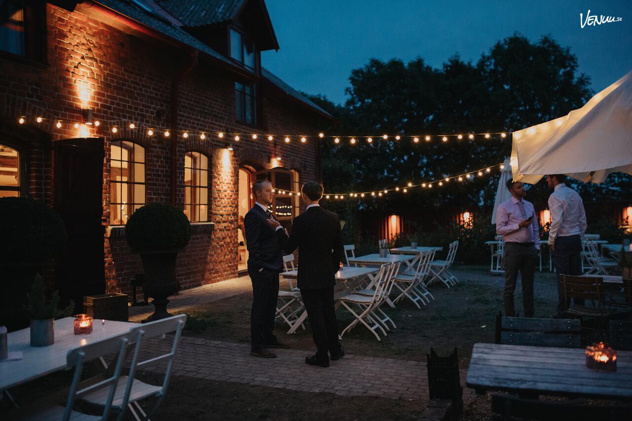 Flädie Mat och Vingård erbjuder en lantlig och elegant miljö för företagsevent med vin, mat och natursköna omgivningar.