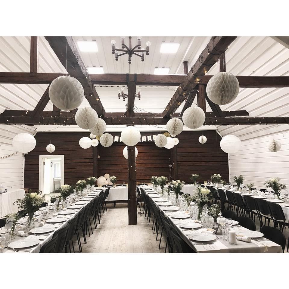 Fröbergs Loge vid Gålö Havsbad – en charmig lada nära havet med trädgård och grillplats för somriga bröllop.