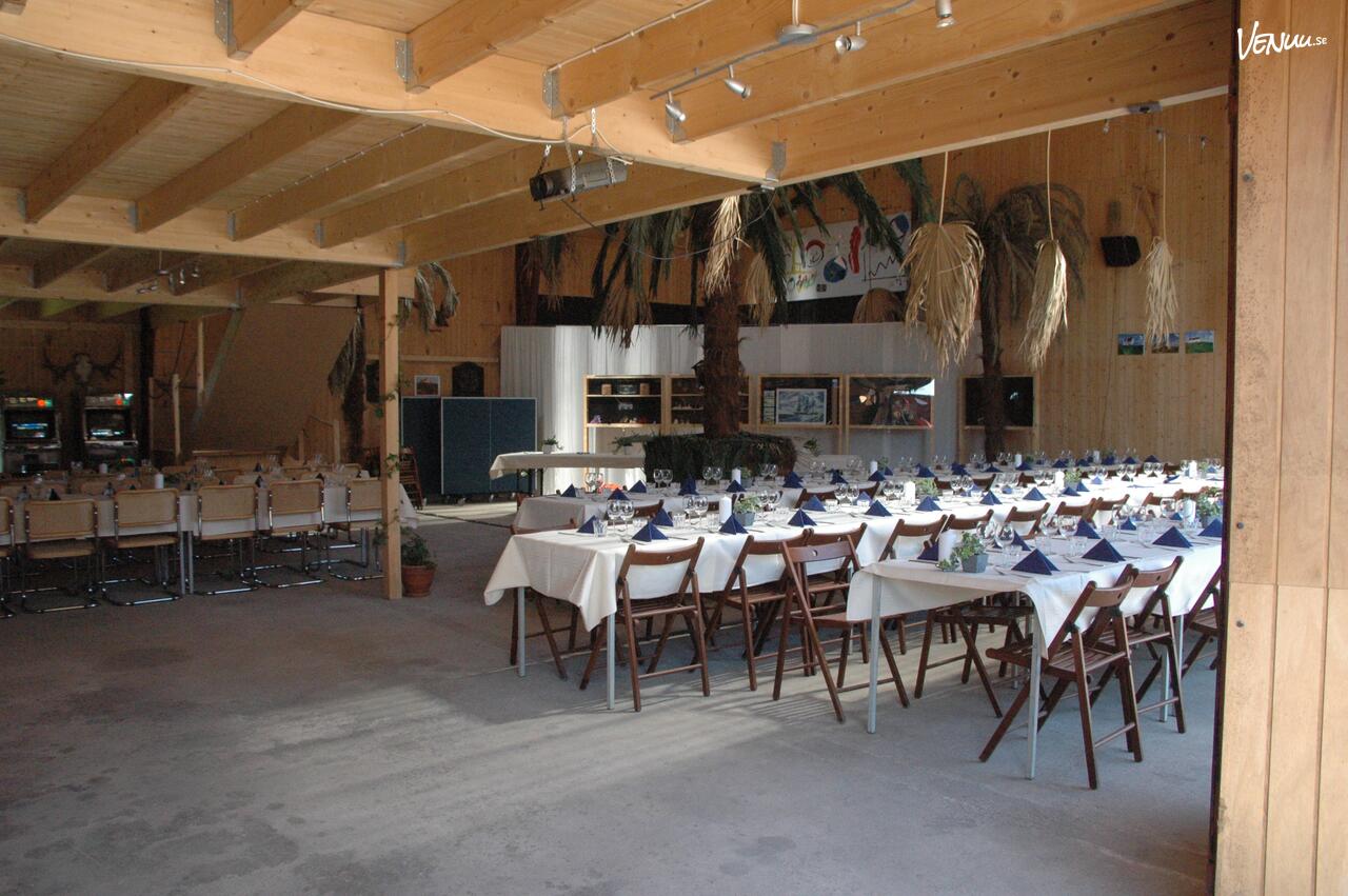 Gamlegårds Lada på Ven kombinerar rustik känsla med luftig planlösning för personliga bröllop.