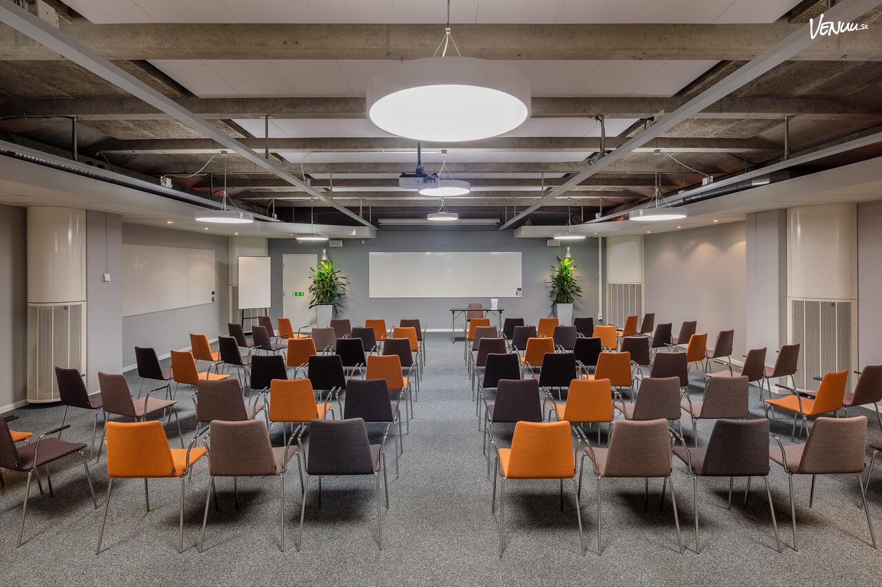 Kungsträdgården hos Garnisonen Konferens – retroinspirerad möteslokal med professionell teknik och centralt läge.