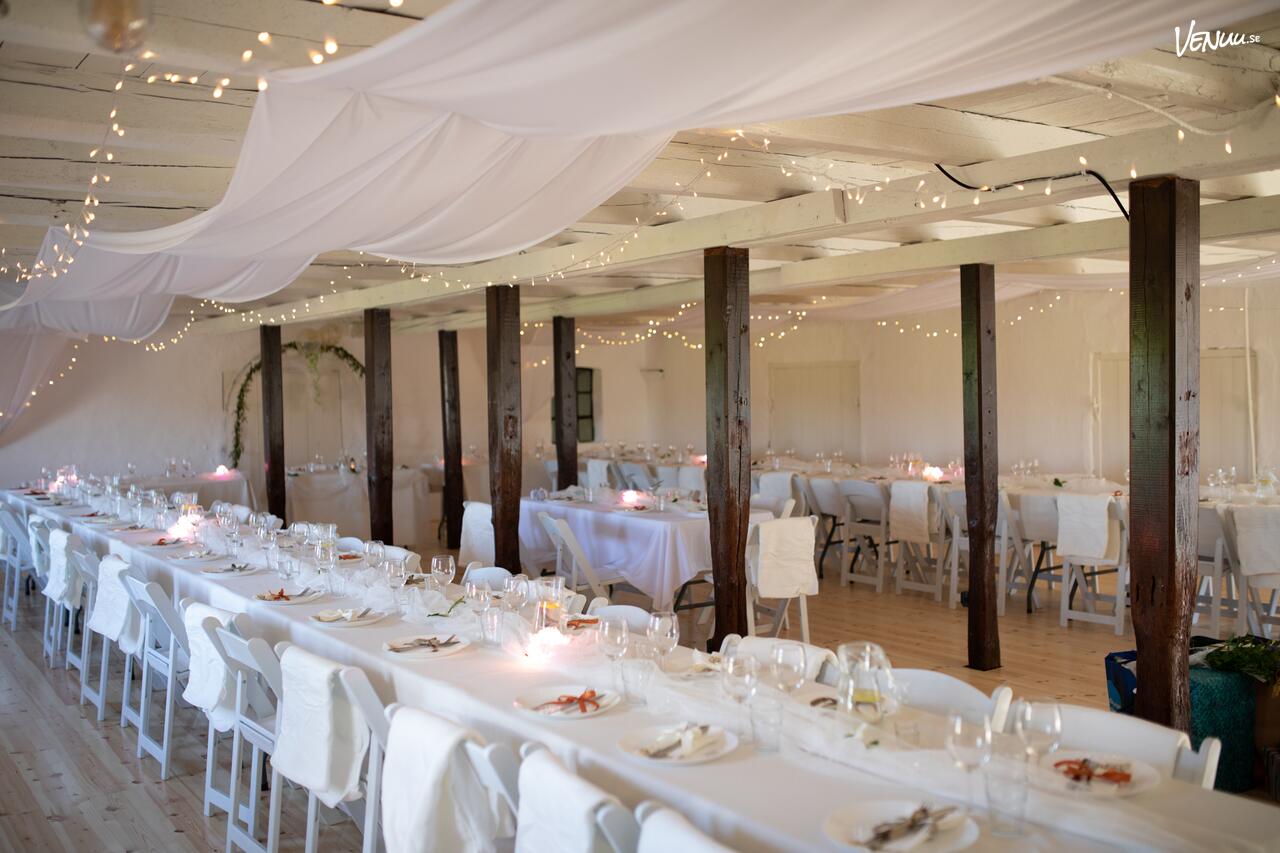 Haga Gård är en enkel och lantlig festlokal i Skåne som kan hyras billigt med egen mat och dryck.