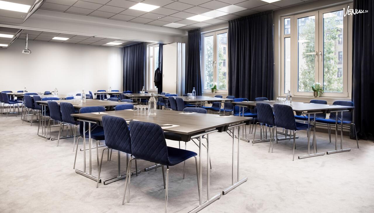 Conference Room 6 på Hotel Riverton – elegant konferenslokal med teknik, vattennära läge och premiumkänsla.