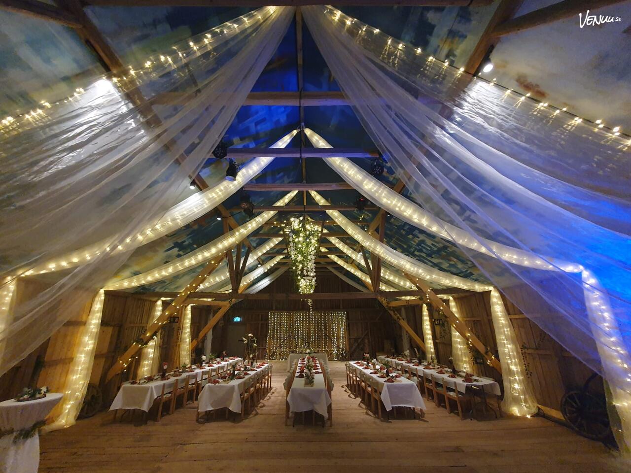 Utsidan av Idefarmen Stora Ladan i Malmköping – en rustik lada omgiven av vacker sörmländsk natur, perfekt för lantliga bröllop.