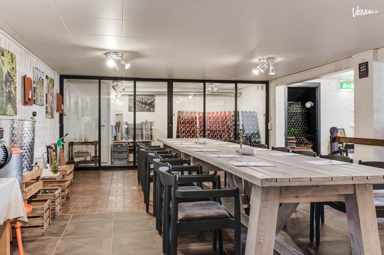 Vinkällaren på Ivögården Mat & Vingård är en rustik och personlig konferenslokal med mat och boende.