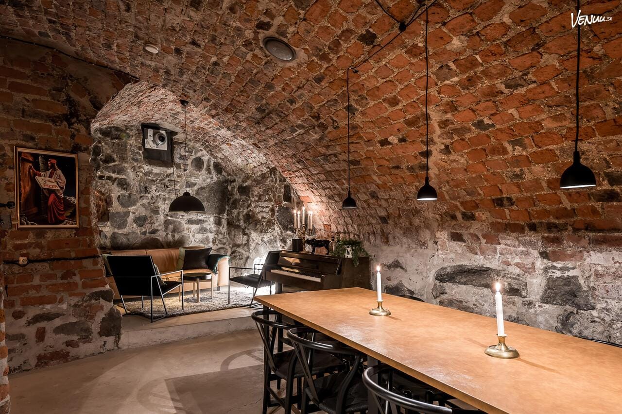 Kindstugatan 4 – tyst och mysigt mötesrum i Gamla stan med träbjälkar och historisk känsla.