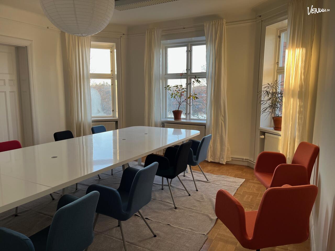 Konferenslokal i Kräftriket – avskild och naturnära mötesplats med möjlighet till egen mat och dryck.