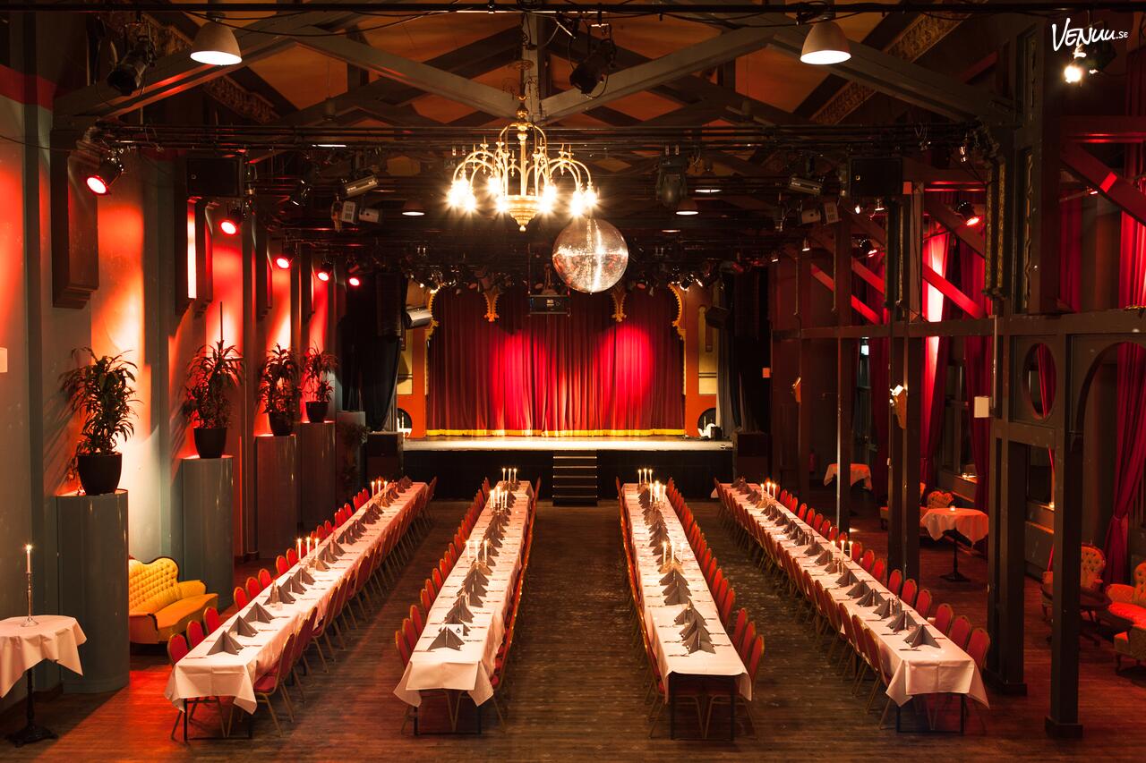 Stora Salongen på Moriska Paviljongen erbjuder klassisk evenemangsmiljö med scen, bar och stora öppna ytor för företagsevent.