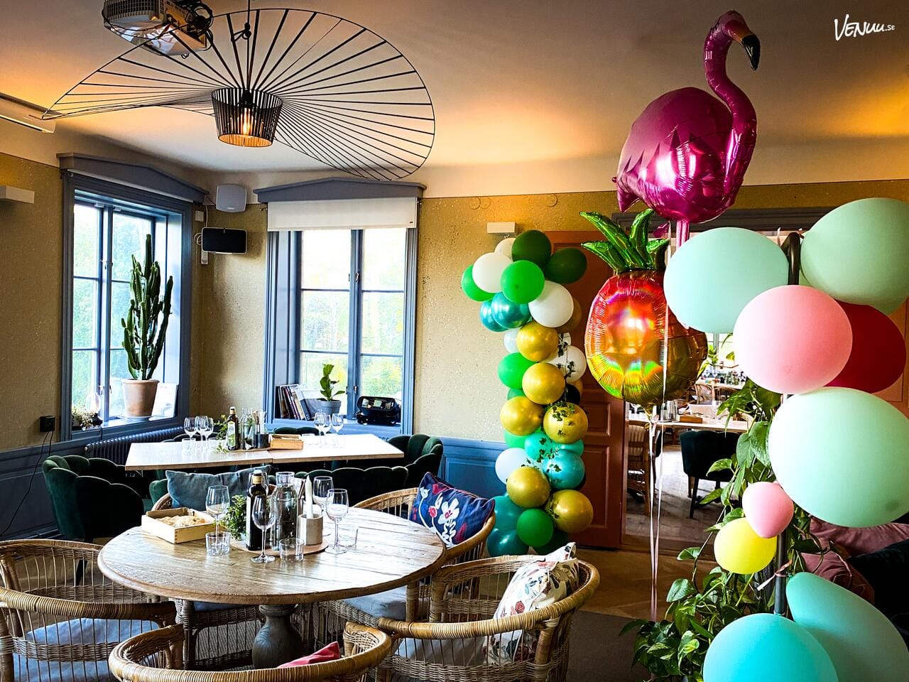 Kristinahuset på Nice Valley – ljus och modern villa med träväggar, terrass och skön naturnära känsla.