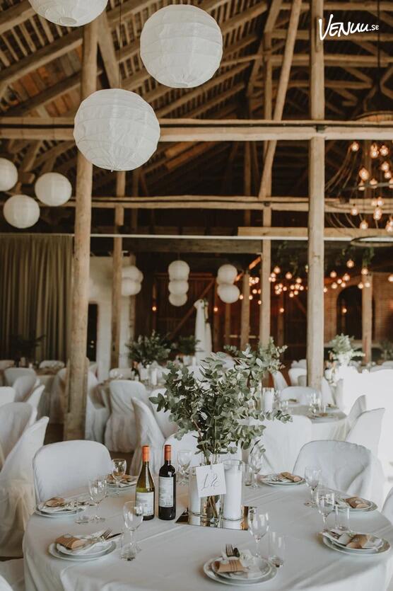 Magasinet på Nybynäs Gård – en modernrenoverad lada med sjöutsikt och öppen planlösning för bröllopsfester.