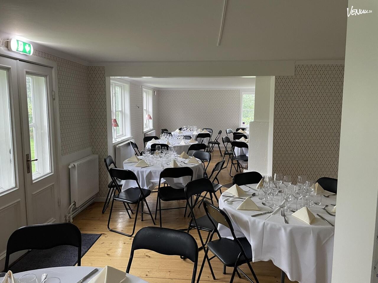 Flygeln i Nyckelviken – röd 1700-talsvilla med egen köksdel och naturnära läge för personliga fester.