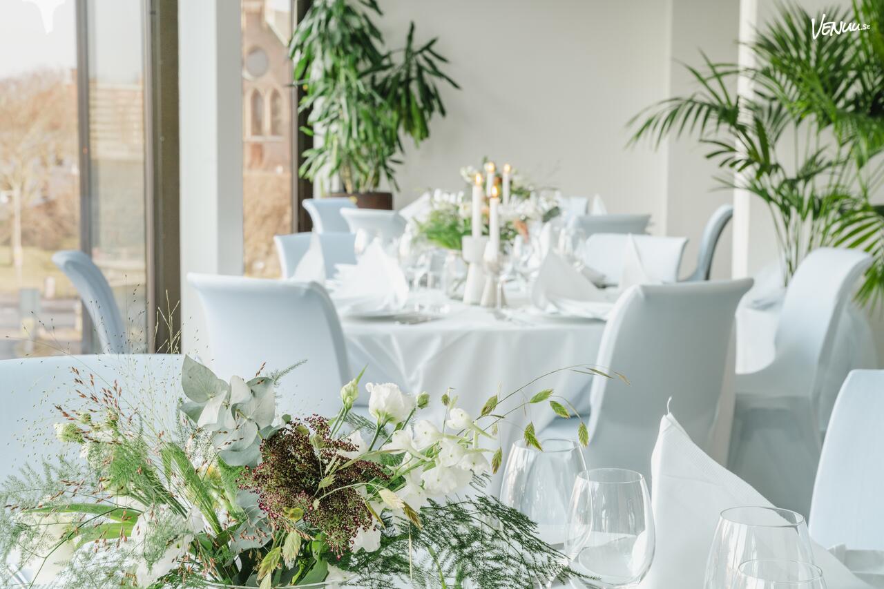 Carnegie Festsal vid Quality Hotel Waterfront – stor ljus lokal med utsikt för affärslunch och presentation.