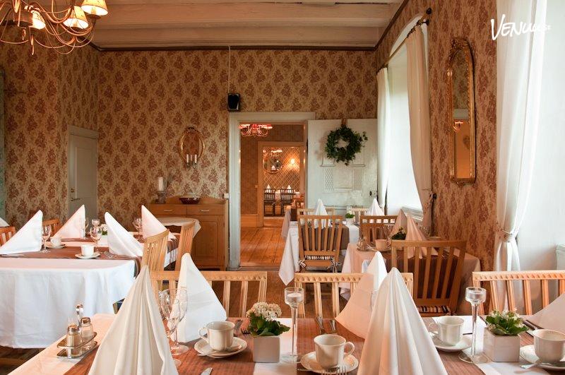 Rissne Gård – historisk trävilla i grönskande miljö, perfekt för charmiga och avslappnade fester.