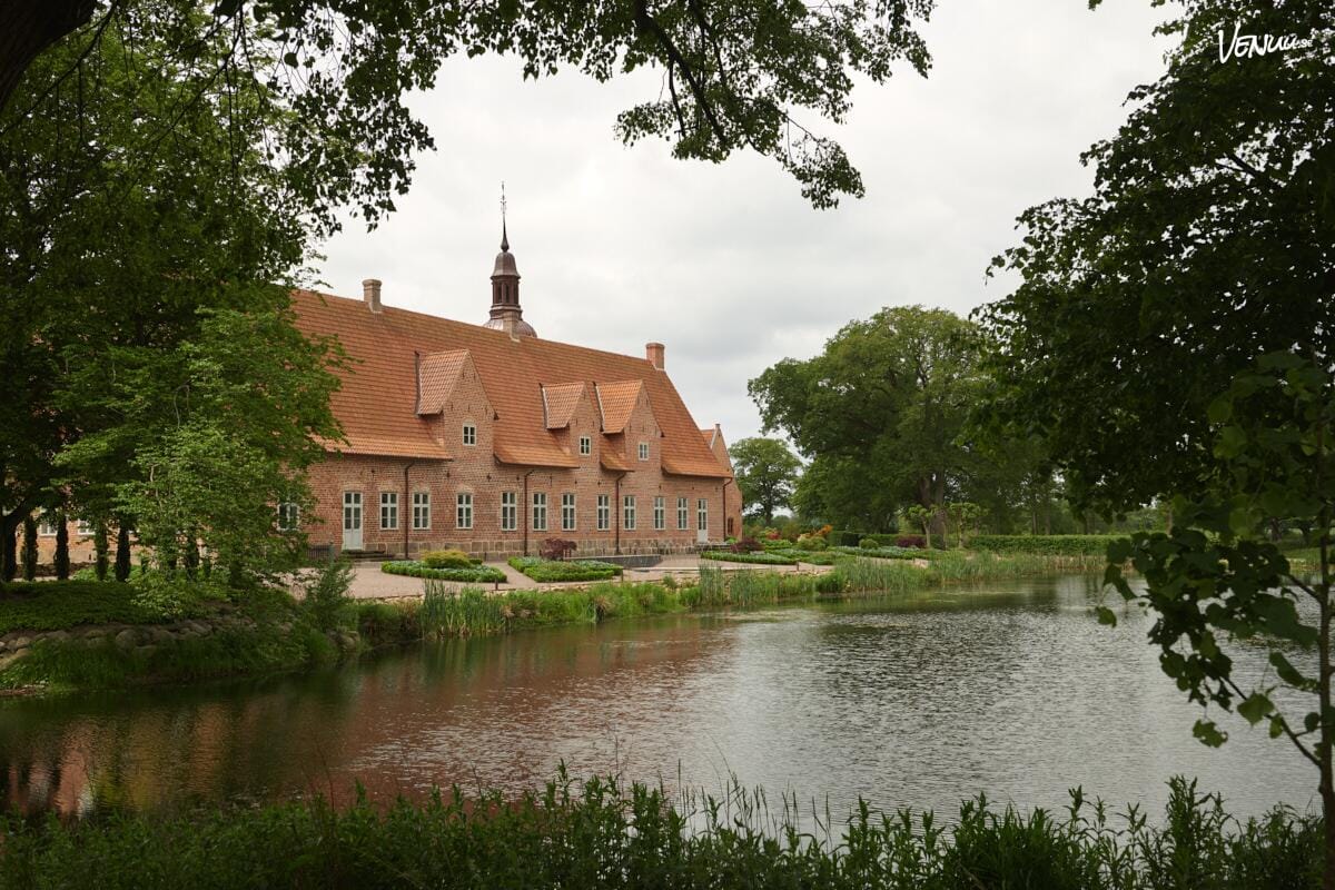 Rosendals Slott erbjuder en exklusiv och hemtrevlig miljö för sagobröllop i Skåne.